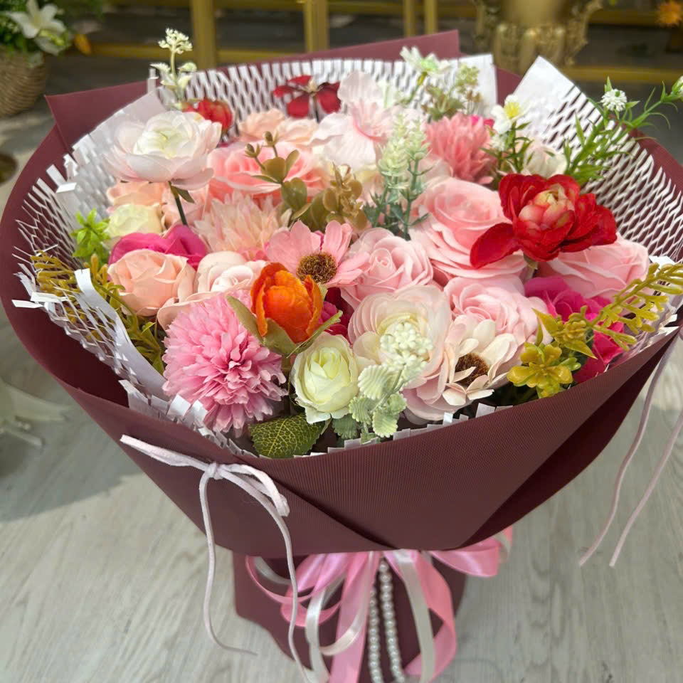 Bó Hoa Sáp & Lụa Nghệ Thuật Tone Hồng Pastel Phối Đỏ Đô